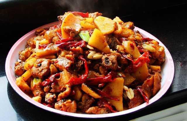 新疆特色美食：新疆大盘鸡