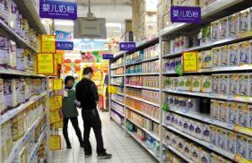 香港奶粉“限购令”在即 本地奶粉代购价格每罐上涨30元