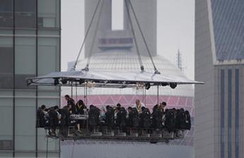 上海惊现“空中餐厅” 花8888元悬空50米吃西餐