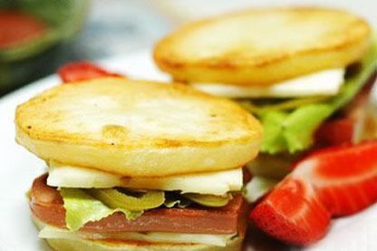 土豆碎鸡肉三明治