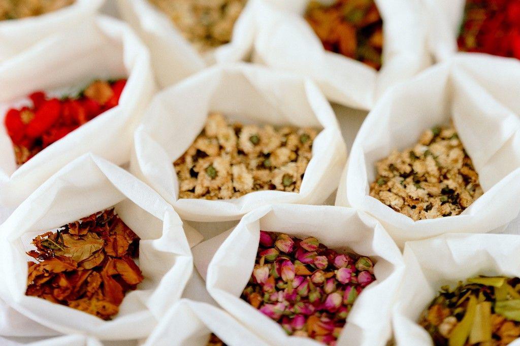 产后手脚冰冷怎么办？月子病可用中药调理