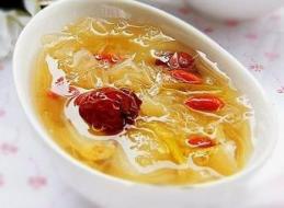 桂花银耳煲雪梨