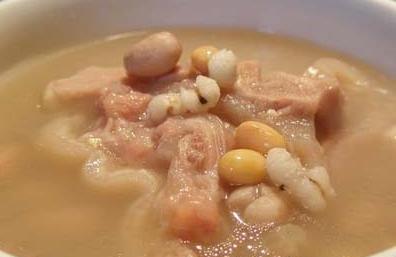 催乳食谱：花生猪手汤和木瓜鱼尾汤