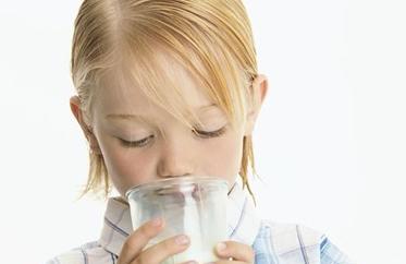 3岁以下儿童不适宜喝儿童奶