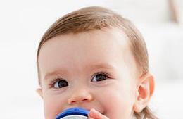 婴儿奶瓶什么材质好？看看这位妈妈怎样选择