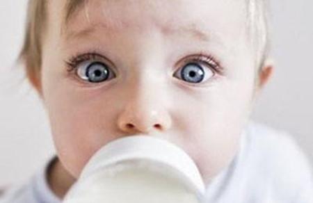 明一奶粉专家：婴儿眼睛护理九注意
