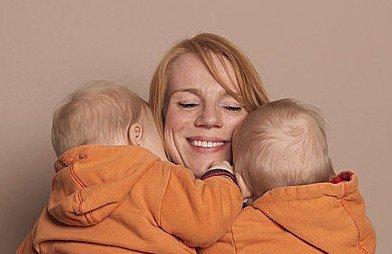 如何同时给双胞胎喂母乳？