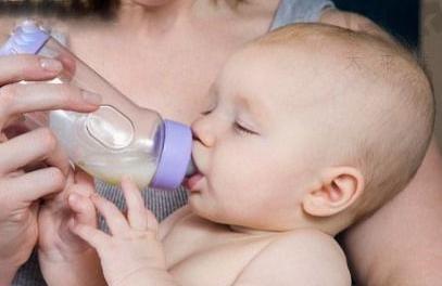 给婴儿冲奶粉是先放水还是先放奶粉