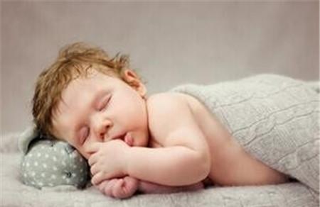 明一奶粉育儿支招：宝宝健康睡眠有讲究