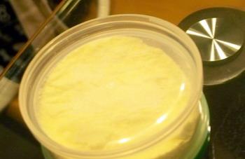如何防止奶粉受潮不结块？