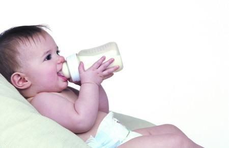 宝宝经常呛奶怎么办？