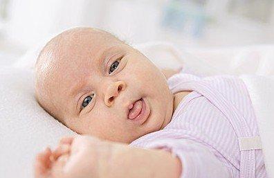 婴儿吐奶怎么办
