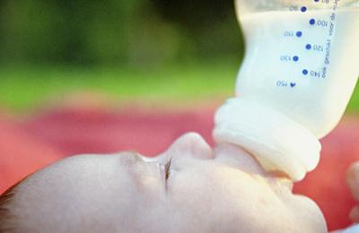 飞鹤奶粉提倡正确喂奶 防止宝宝超重