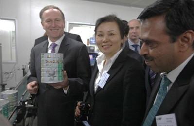 新西兰总理签字奶粉罐  力挺咔哇熊进入中国市场