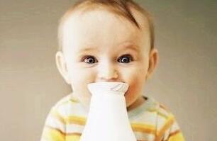 选择婴儿奶粉最忌跟风