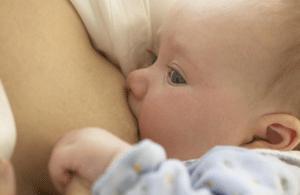 婴儿吐奶是什么原因