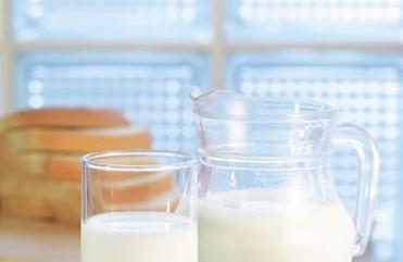 错位喝奶粉不可取，成人喝液态奶更好。