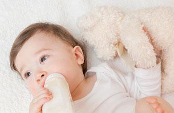 新生儿吐奶的原因及应对措施