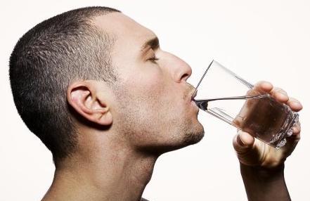 喝水要注意什么 变吃饭边喝水不是好习惯