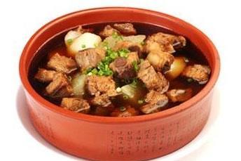 调理内分泌失调:当归红枣炖排骨