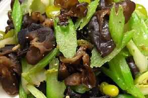 高血压食谱之黑木耳炒芹菜
