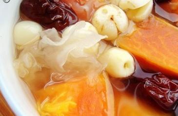 夏季腹泻调理：木瓜银耳红枣莲子汤