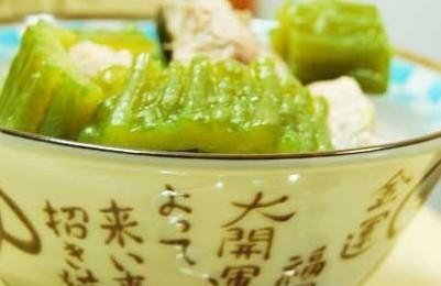 清热菜谱:苦瓜炖排骨黄豆汤