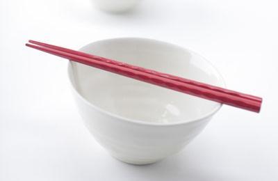 用筷礼仪：千万不要把筷子竖插在食物上