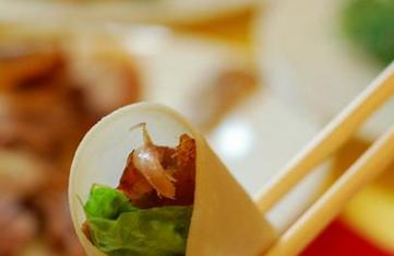 中国饮食：吃北京烤鸭时的用餐礼仪
