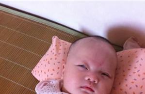 新生儿睡觉翻白眼怎么回事