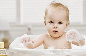 新生儿湿疹能洗澡吗