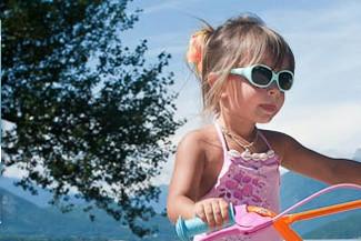 小孩戴墨镜好吗？看看才知道