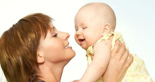 新生儿溢奶很正常 睡觉不用睡枕头