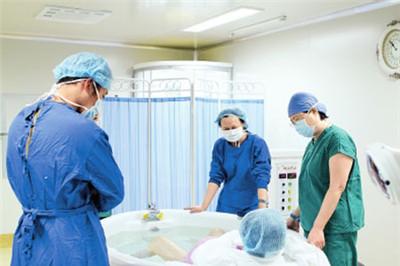  水中分娩要侧切吗