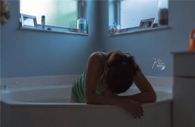 探秘一位母亲水中分娩全过程