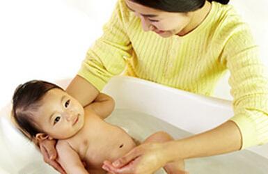 宝宝秋季洗澡水温多少合适