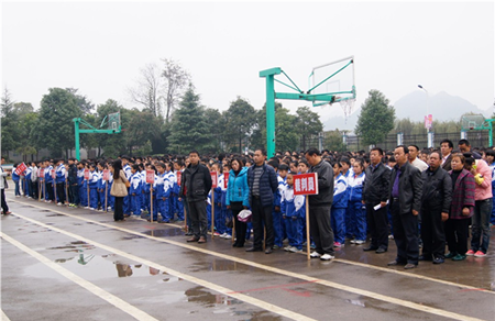 中学开运动会遇大雨 上千学生淋雨校领导打伞