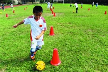 儿童踢足球的好处有哪些