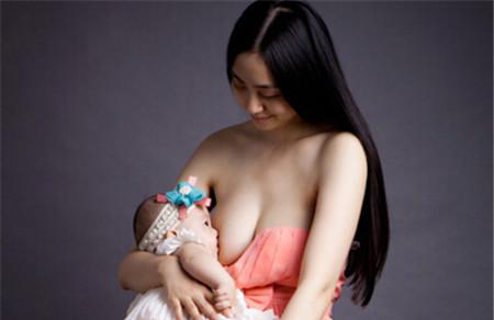 母乳喂养乳房会下垂吗？