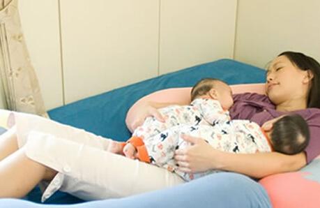 双胞胎母乳喂养的方法和注意事项