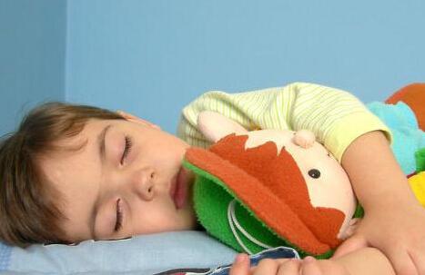 小孩睡觉爱磨牙是什么原因 怎么解决？