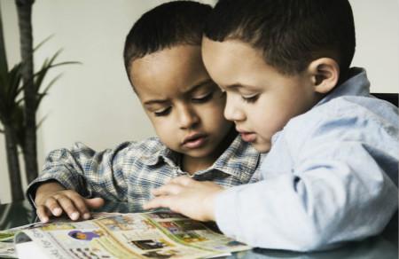 小孩学英语用点读笔还是复读机