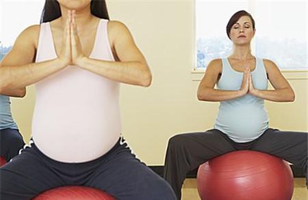 孕晚期瑜伽球练习动作