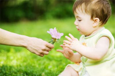 新生儿晒太阳几点合适