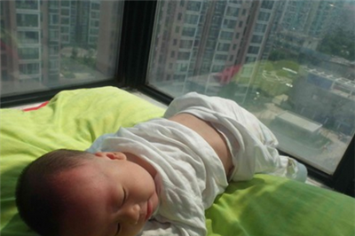 新生儿晒太阳隔着玻璃效果如何