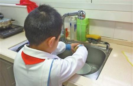 如何培养孩子做家务 家长应该这样做！