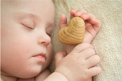 婴儿睡觉惊醒是怎么回事