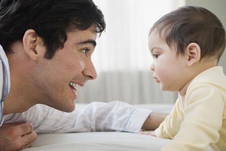 父亲艾滋病会传染小孩？