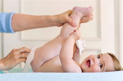 宝宝换尿布时总是哭怎么回事