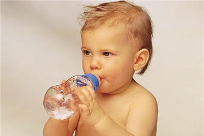怎么判断宝宝要喝水 宝宝喝水有信号